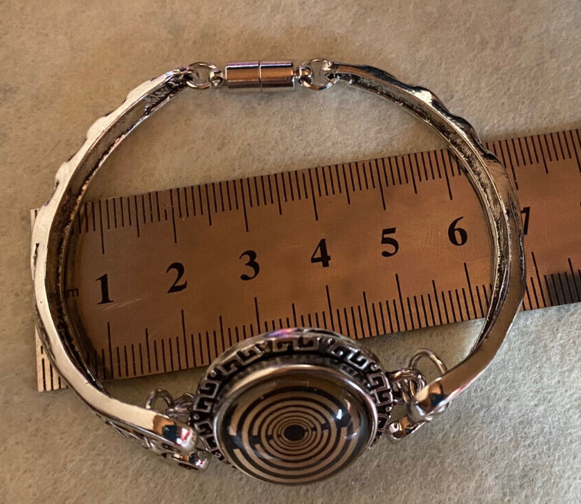 Armband-silberfarbend,Wechseldruckknopf,Symbol Lakhovsky MWO Schwingkreis Oszillator Antenne (stromlos), weiße+schwarze Disc gold legiert + Kupfer unterlegt ca. 18 mm hinter Glas,Magnetverschluss