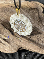 Amulett – Resin Harz Art – Lakhovsky MWO – 25 mm / goldlegiert / weiß – Produktansicht 1