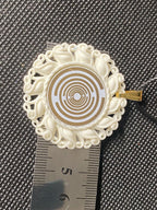 Amulett – Resin Harz Art – Lakhovsky MWO – 25 mm / goldlegiert / weiß – Produktansicht 1