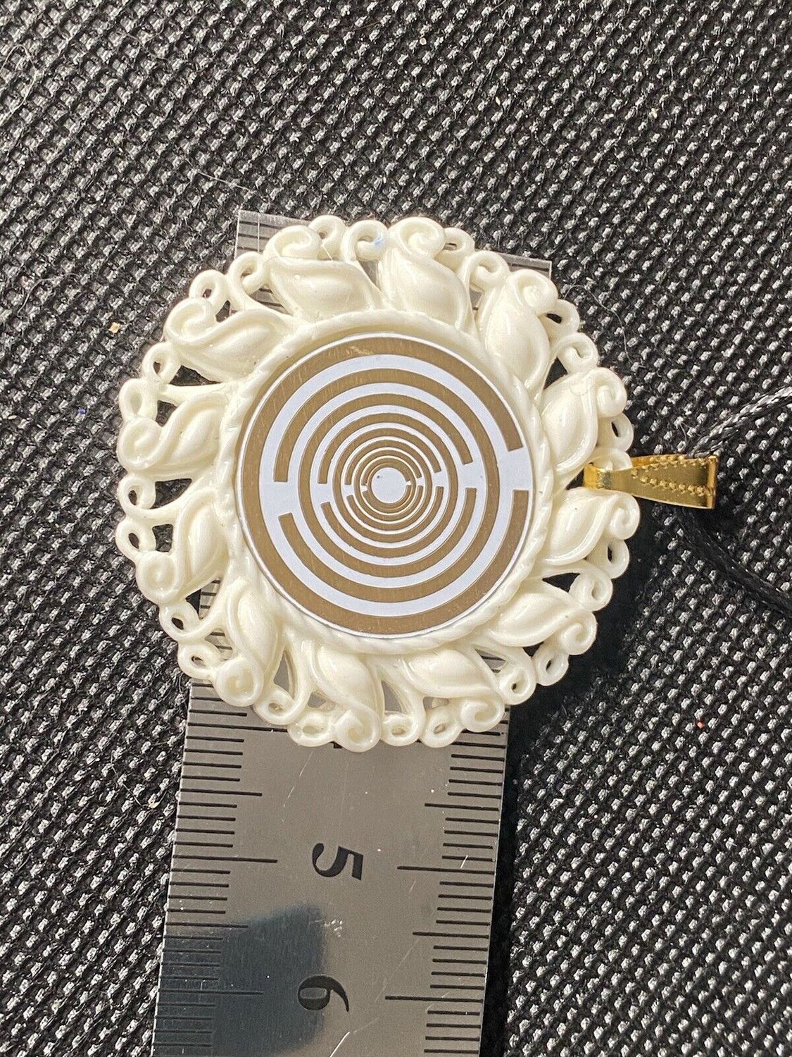 Amulett – Resin Harz Art – Lakhovsky MWO – 25 mm / goldlegiert / weiß – Produktansicht 1