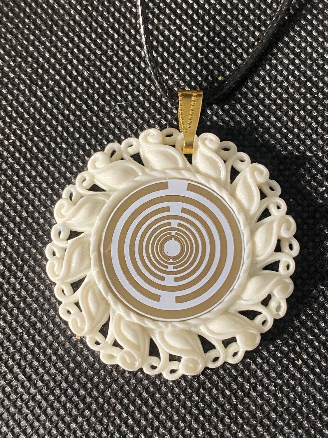 Amulett – Resin Harz Art – Lakhovsky MWO – 25 mm / goldlegiert / weiß – Produktansicht 1
