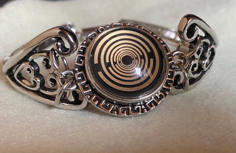 Armband-silberfarbend,Wechseldruckknopf,Symbol Lakhovsky MWO Schwingkreis Oszillator Antenne (stromlos), weiße+schwarze Disc gold legiert + Kupfer unterlegt ca. 18 mm hinter Glas,Magnetverschluss