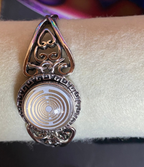 Armband-silberfarbend,Wechseldruckknopf,Symbol Lakhovsky MWO Schwingkreis Oszillator Antenne (stromlos), weiße+schwarze Disc gold legiert + Kupfer unterlegt ca. 18 mm hinter Glas,Magnetverschluss