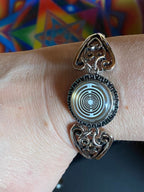 Armband-silberfarbend,Wechseldruckknopf,Symbol Lakhovsky MWO Schwingkreis Oszillator Antenne (stromlos), weiße+schwarze Disc gold legiert + Kupfer unterlegt ca. 18 mm hinter Glas,Magnetverschluss
