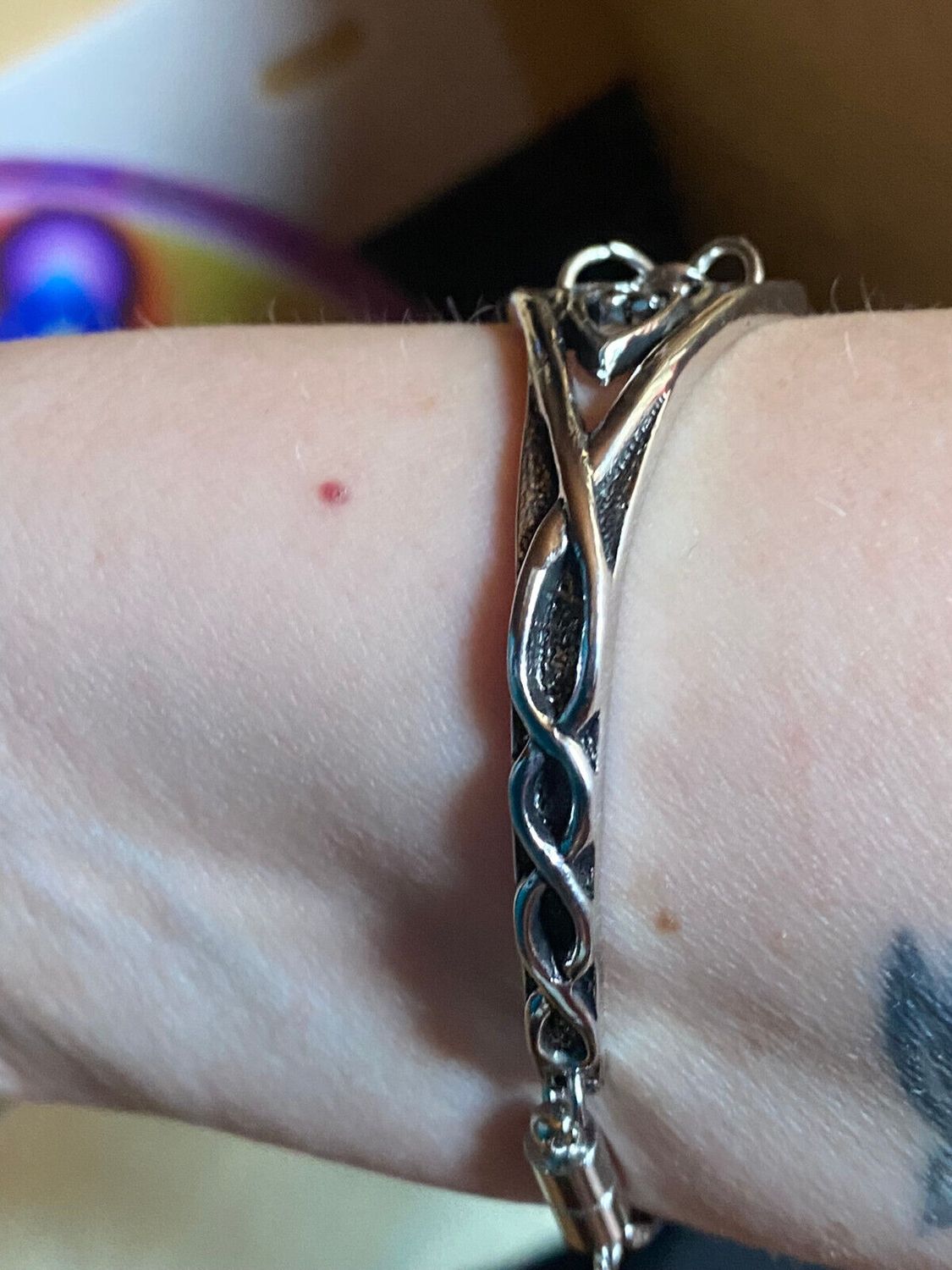 Armband-silberfarbend,Wechseldruckknopf,Symbol Lakhovsky MWO Schwingkreis Oszillator Antenne (stromlos), weiße+schwarze Disc gold legiert + Kupfer unterlegt ca. 18 mm hinter Glas,Magnetverschluss