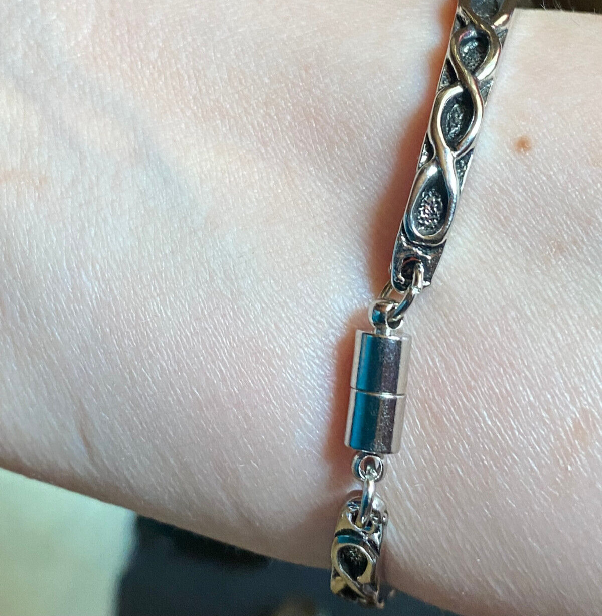 Armband-silberfarbend,Wechseldruckknopf,Symbol Lakhovsky MWO Schwingkreis Oszillator Antenne (stromlos), weiße+schwarze Disc gold legiert + Kupfer unterlegt ca. 18 mm hinter Glas,Magnetverschluss