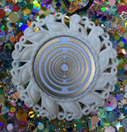 Amulett – Resin Harz Art – Lakhovsky MWO – 25 mm / goldlegiert / weiß – Produktansicht 1