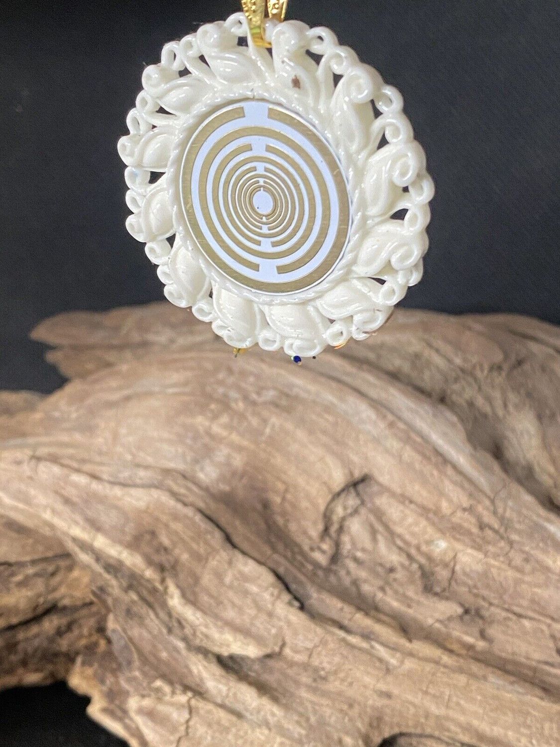 Amulett – Resin Harz Art – Lakhovsky MWO – 25 mm / goldlegiert / weiß – Produktansicht 1