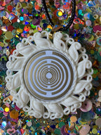 Amulett – Resin Harz Art – Lakhovsky MWO – 25 mm / goldlegiert / weiß – Produktansicht 1