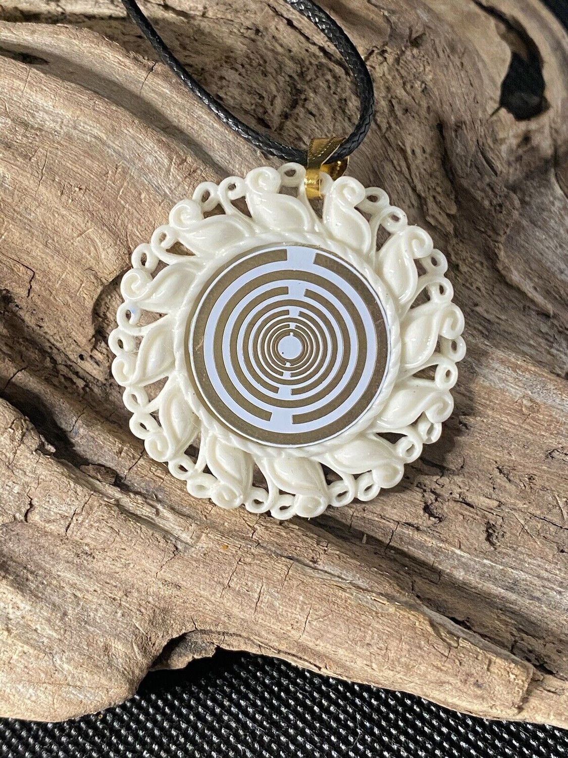 Amulett – Resin Harz Art – Lakhovsky MWO – 25 mm / goldlegiert / weiß – Produktansicht 1