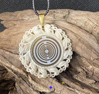 Amulett – Resin Harz Art – Lakhovsky MWO – 25 mm / goldlegiert / weiß – Produktansicht 1