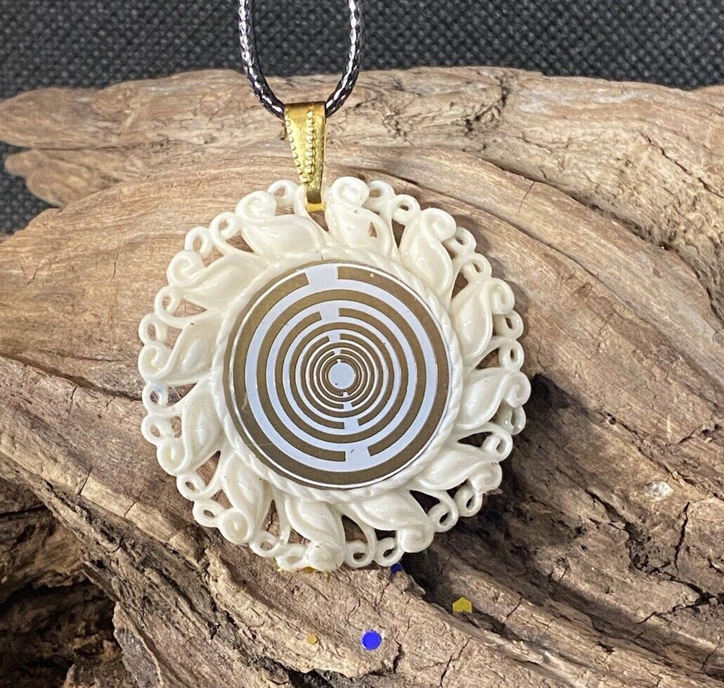 Amulett – Resin Harz Art – Lakhovsky MWO – 25 mm / goldlegiert / weiß – Produktansicht 1
