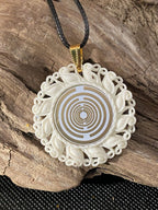 Amulett – Resin Harz Art – Lakhovsky MWO – 25 mm / goldlegiert / weiß – Produktansicht 1