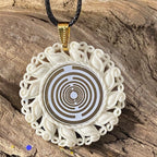 Amulett – Resin Harz Art – Lakhovsky MWO – 25 mm / goldlegiert / weiß – Produktansicht 1