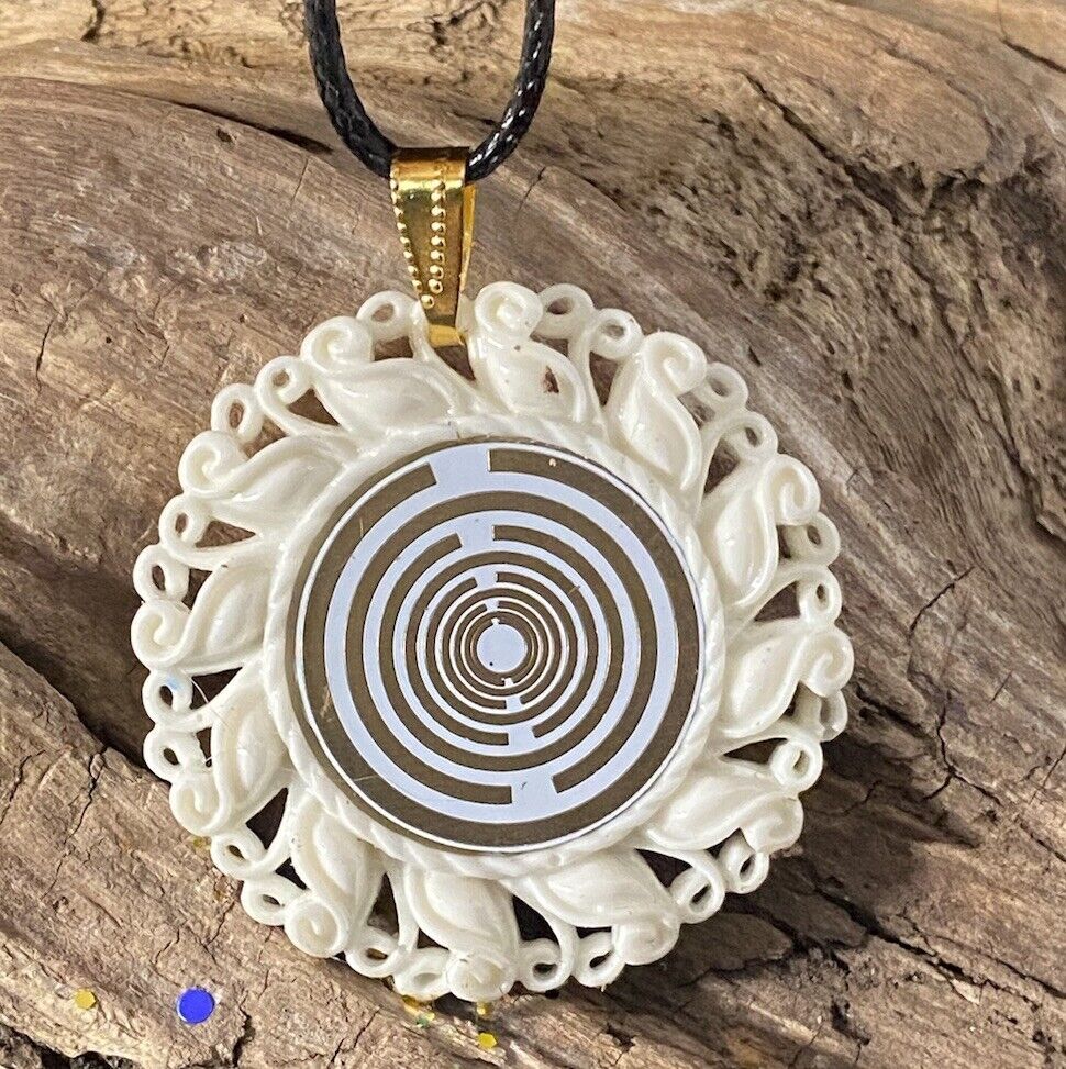 Amulett – Resin Harz Art – Lakhovsky MWO – 25 mm / goldlegiert / weiß – Produktansicht 1