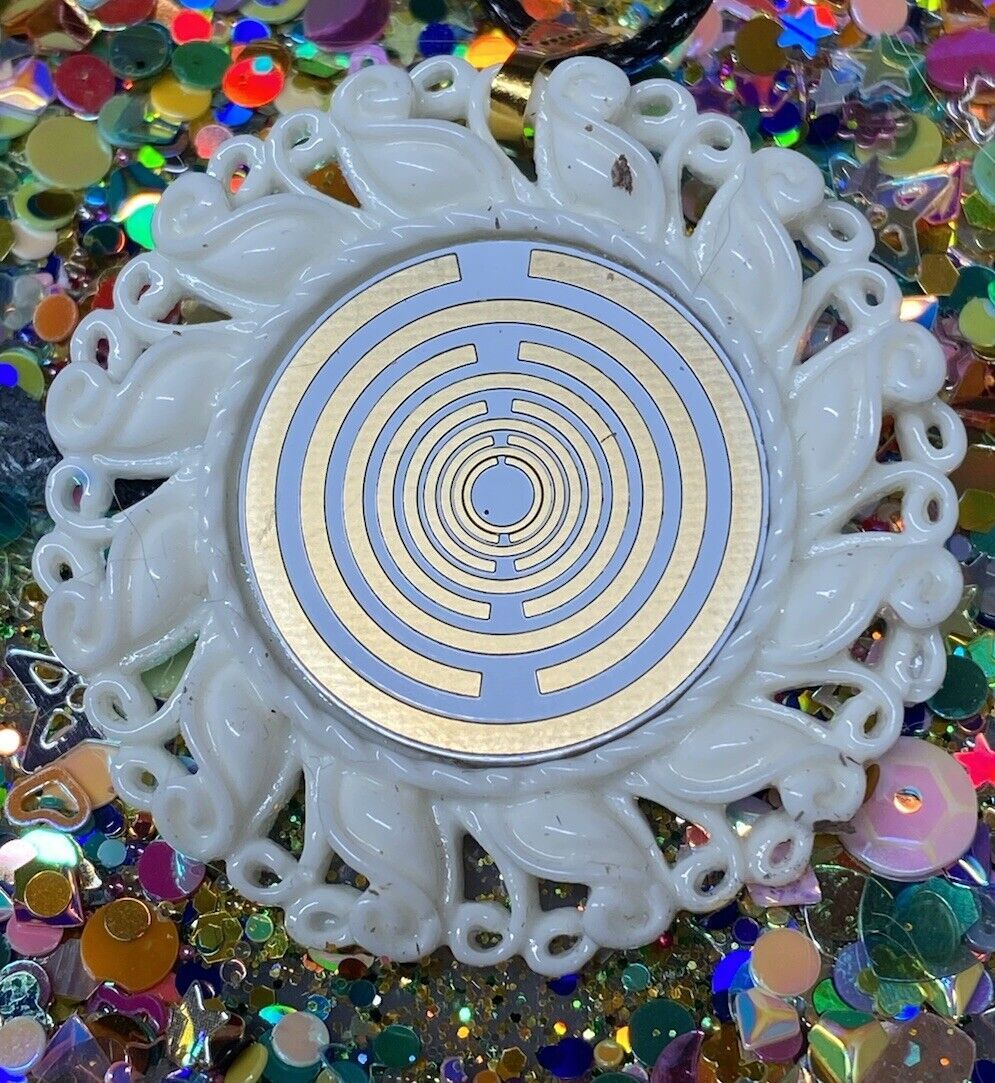 Amulett – Resin Harz Art – Lakhovsky MWO – 25 mm / goldlegiert / weiß – Produktansicht 1