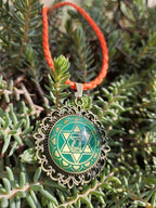 Amulett Chakremy – bronzefarben, Herzchakra, Disc hinter Glas in grün 25 mm, goldlegiert, kupferunterlegt – Produktansicht 1