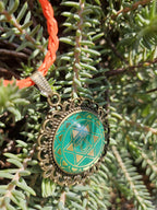 Amulett Chakremy – bronzefarben, Herzchakra, Disc hinter Glas in grün 25 mm, goldlegiert, kupferunterlegt – Produktansicht 1