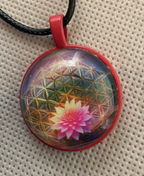 Amulett – rosa, Lotus Blüte mit der Blume des Lebens, Disc hinter Glas in bunt, 25 mm, kupferunterlegt – Produktansicht 1