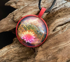 Amulett – rosa, Lotus Blüte mit der Blume des Lebens, Disc hinter Glas in bunt, 25 mm, kupferunterlegt – Produktansicht 1