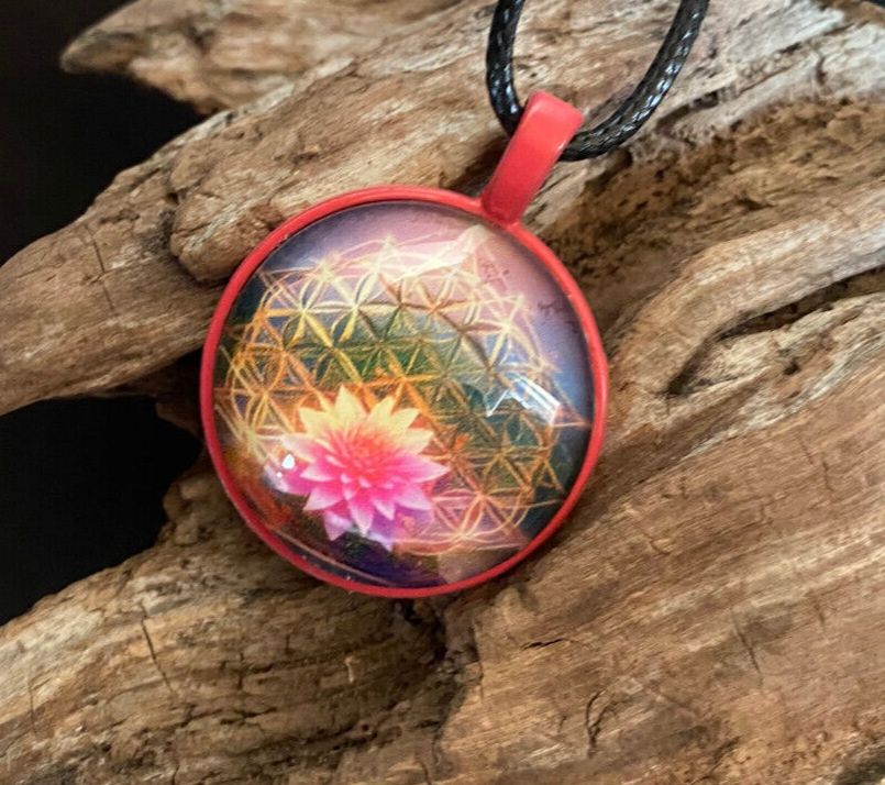 Amulett – rosa, Lotus Blüte mit der Blume des Lebens, Disc hinter Glas in bunt, 25 mm, kupferunterlegt – Produktansicht 1