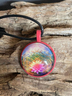 Amulett – rosa, Lotus Blüte mit der Blume des Lebens, Disc hinter Glas in bunt, 25 mm, kupferunterlegt – Produktansicht 1