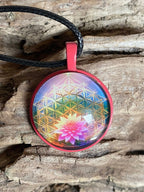 Amulett – rosa, Lotus Blüte mit der Blume des Lebens, Disc hinter Glas in bunt, 25 mm, kupferunterlegt – Produktansicht 1