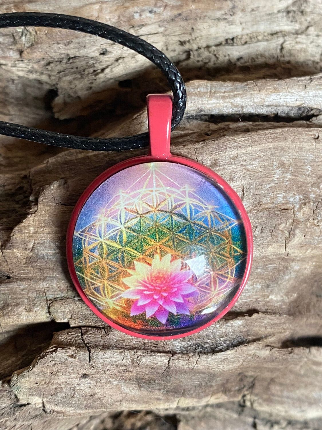 Amulett – rosa, Lotus Blüte mit der Blume des Lebens, Disc hinter Glas in bunt, 25 mm, kupferunterlegt – Produktansicht 1