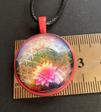 Amulett – rosa, Lotus Blüte mit der Blume des Lebens, Disc hinter Glas in bunt, 25 mm, kupferunterlegt – Produktansicht 1