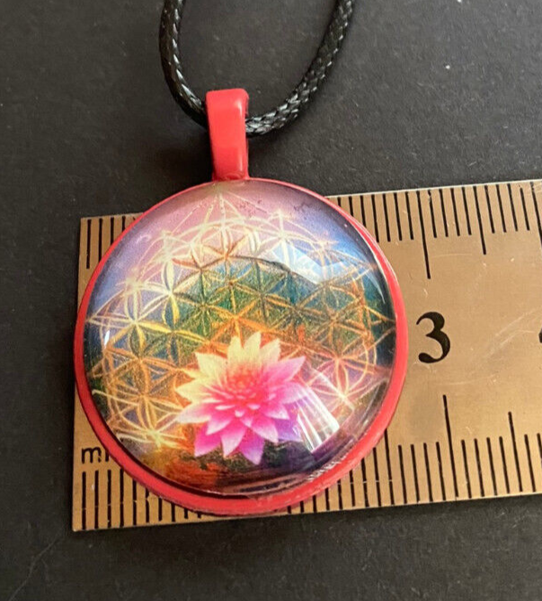 Amulett – rosa, Lotus Blüte mit der Blume des Lebens, Disc hinter Glas in bunt, 25 mm, kupferunterlegt – Produktansicht 1