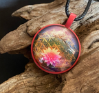 Amulett – rosa, Lotus Blüte mit der Blume des Lebens, Disc hinter Glas in bunt, 25 mm, kupferunterlegt – Produktansicht 1