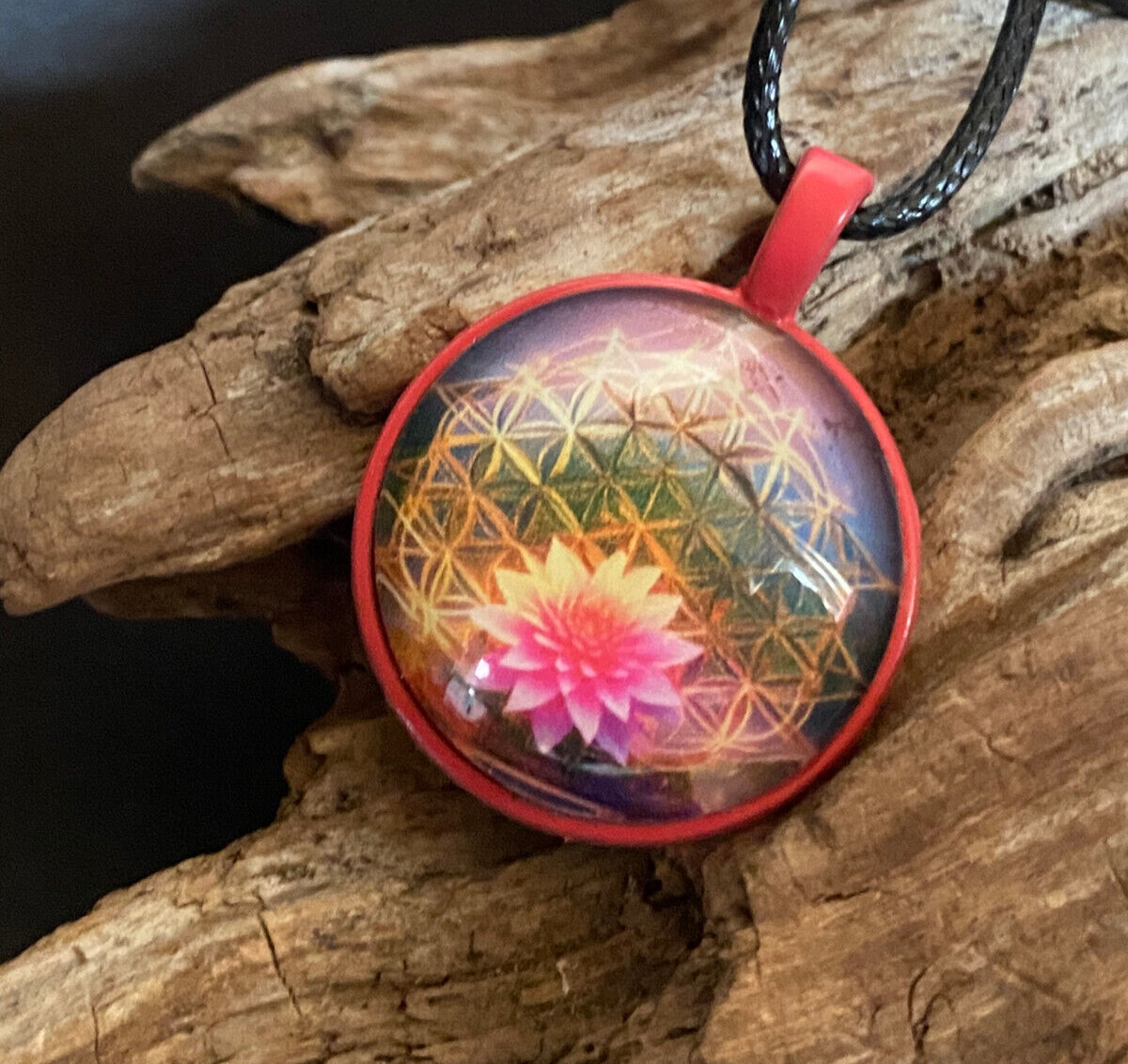 Amulett – rosa, Lotus Blüte mit der Blume des Lebens, Disc hinter Glas in bunt, 25 mm, kupferunterlegt – Produktansicht 1