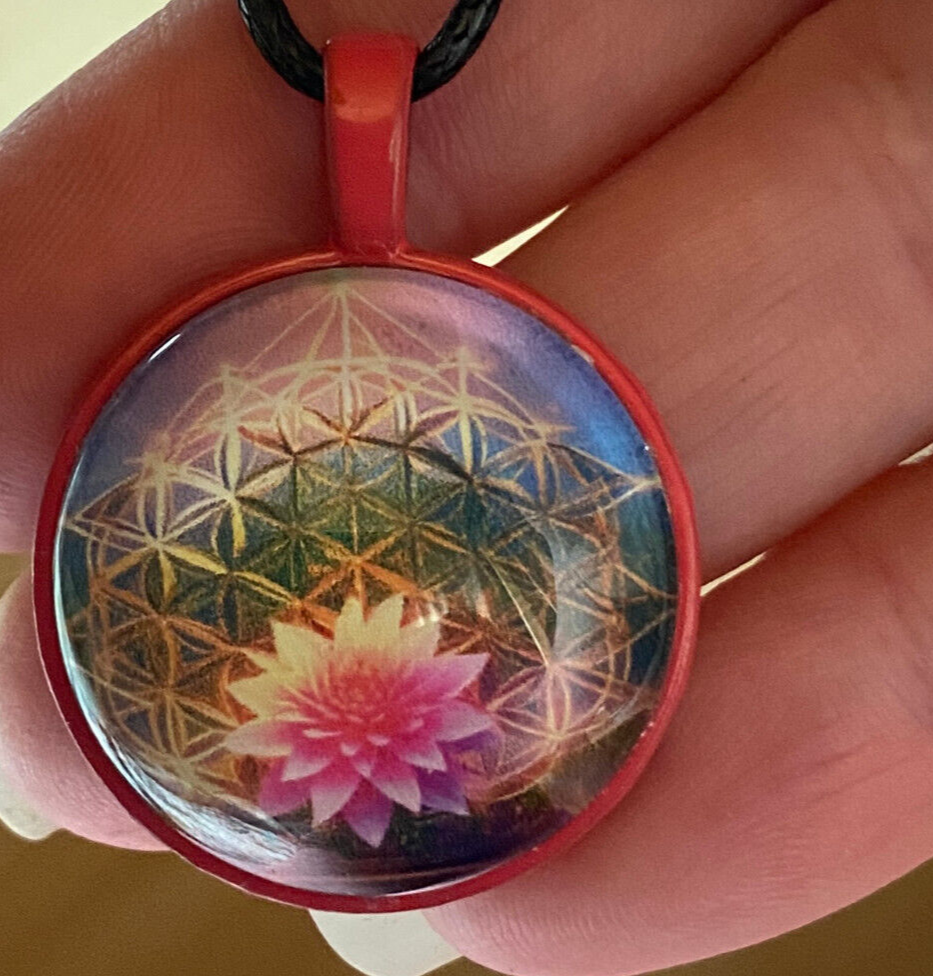 Amulett – rosa, Lotus Blüte mit der Blume des Lebens, Disc hinter Glas in bunt, 25 mm, kupferunterlegt – Produktansicht 1