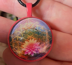 Amulett – rosa, Lotus Blüte mit der Blume des Lebens, Disc hinter Glas in bunt, 25 mm, kupferunterlegt – Produktansicht 1