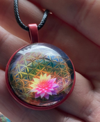 Amulett – rosa, Lotus Blüte mit der Blume des Lebens, Disc hinter Glas in bunt, 25 mm, kupferunterlegt – Produktansicht 1