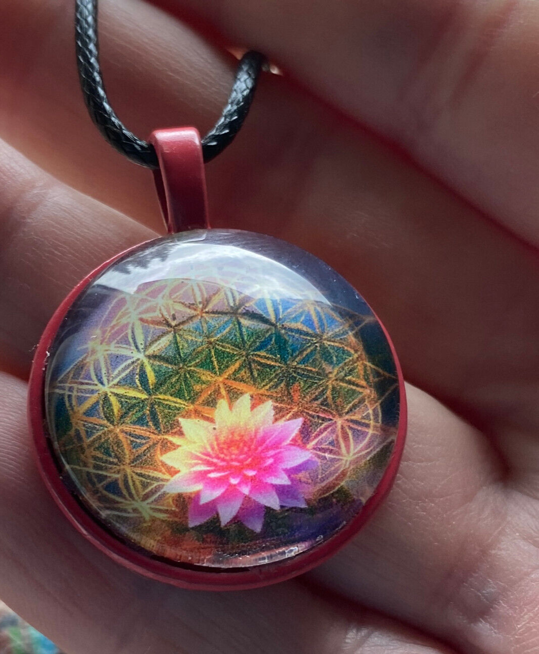 Amulett – rosa, Lotus Blüte mit der Blume des Lebens, Disc hinter Glas in bunt, 25 mm, kupferunterlegt – Produktansicht 1