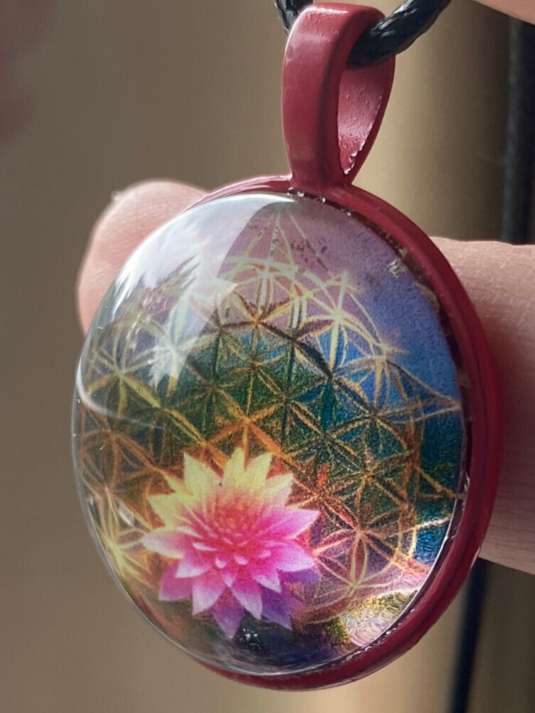 Amulett – rosa, Lotus Blüte mit der Blume des Lebens, Disc hinter Glas in bunt, 25 mm, kupferunterlegt – Produktansicht 1