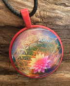 Amulett – rosa, Lotus Blüte mit der Blume des Lebens, Disc hinter Glas in bunt, 25 mm, kupferunterlegt – Produktansicht 1