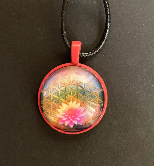 Amulett – rosa, Lotus Blüte mit der Blume des Lebens, Disc hinter Glas in bunt, 25 mm, kupferunterlegt – Produktansicht 1