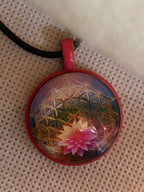 Amulett – rosa, Lotus Blüte mit der Blume des Lebens, Disc hinter Glas in bunt, 25 mm, kupferunterlegt – Produktansicht 1