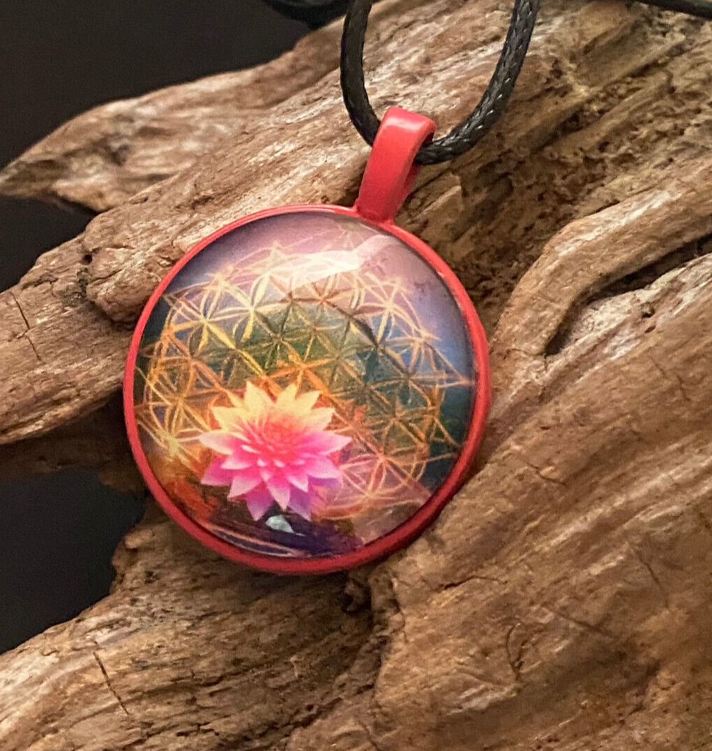 Amulett – rosa, Lotus Blüte mit der Blume des Lebens, Disc hinter Glas in bunt, 25 mm, kupferunterlegt – Produktansicht 1