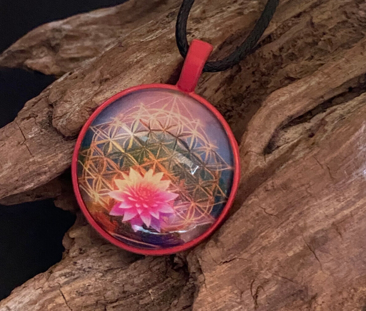 Amulett – rosa, Lotus Blüte mit der Blume des Lebens, Disc hinter Glas in bunt, 25 mm, kupferunterlegt – Produktansicht 1