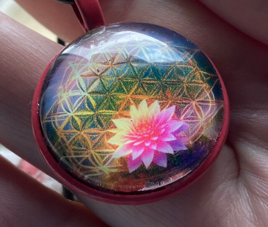 Amulett – rosa, Lotus Blüte mit der Blume des Lebens, Disc hinter Glas in bunt, 25 mm, kupferunterlegt – Produktansicht 1