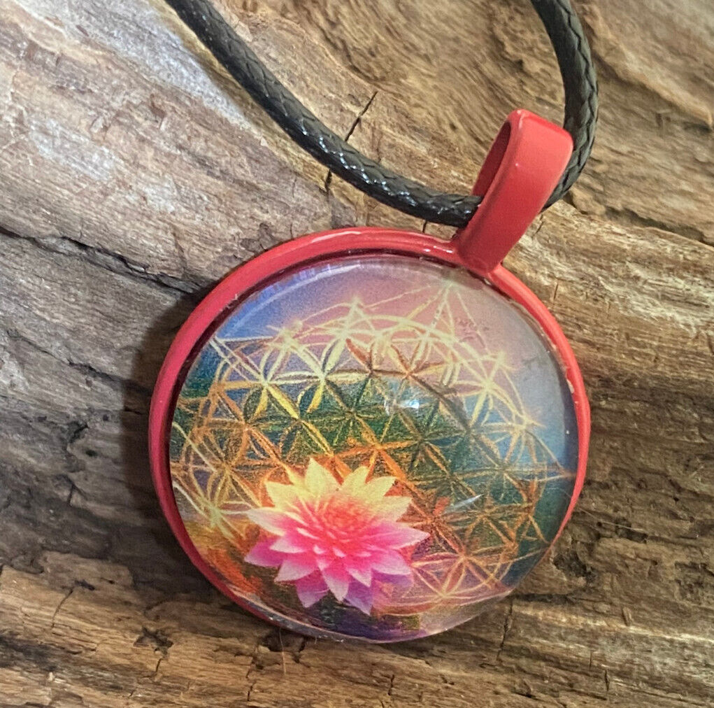 Amulett – rosa, Lotus Blüte mit der Blume des Lebens, Disc hinter Glas in bunt, 25 mm, kupferunterlegt – Produktansicht 1