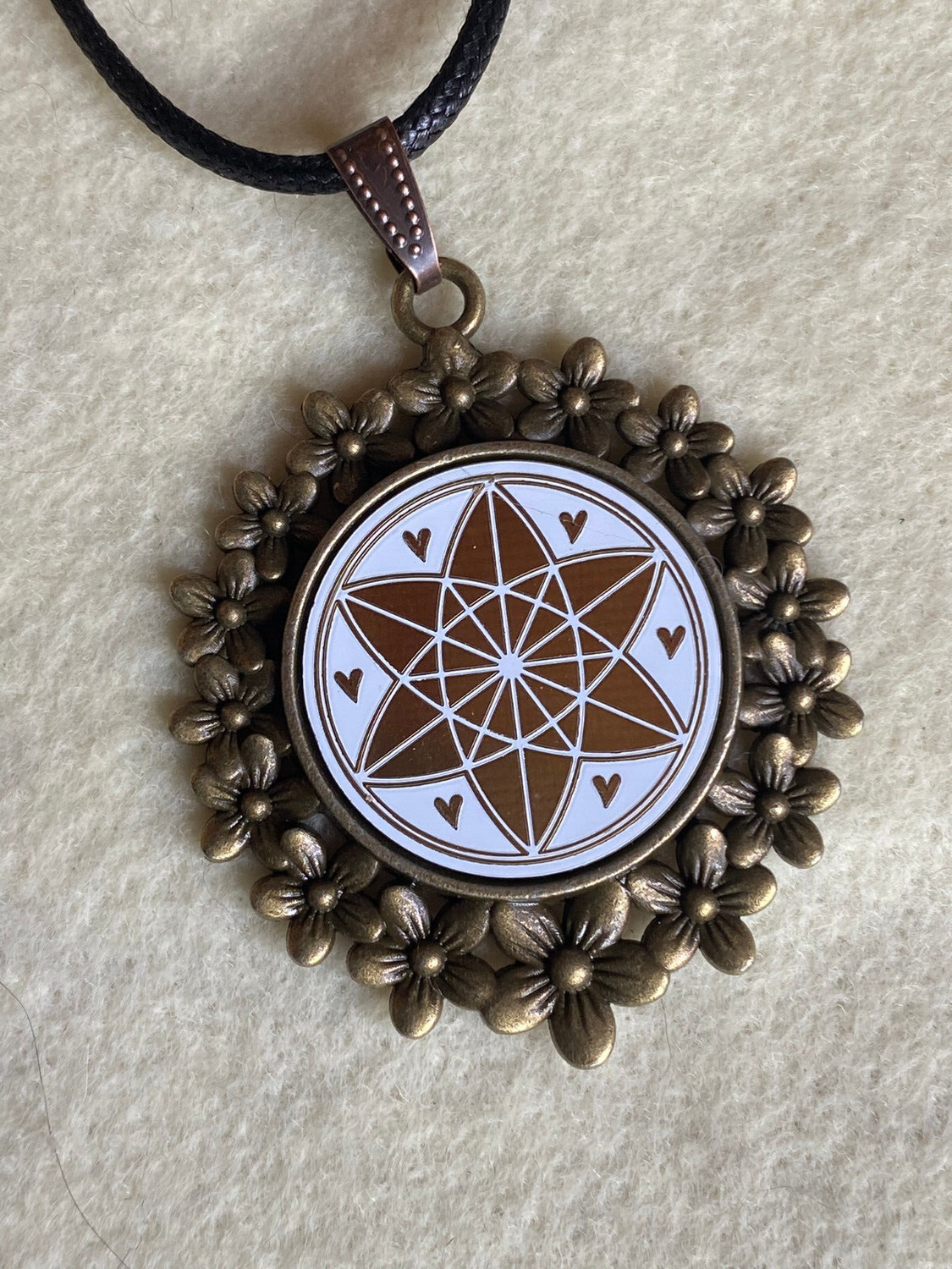 Amulett – Vector Equilibrium – 25 mm / goldlegiert / weiß – Produktansicht 1