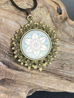 Amulett – Vector Equilibrium – 25 mm / goldlegiert / weiß – Produktansicht 1