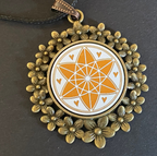 Amulett – Vector Equilibrium – 25 mm / goldlegiert / weiß – Produktansicht 1