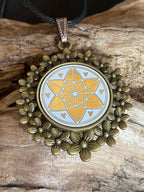 Amulett – Vector Equilibrium – 25 mm / goldlegiert / weiß – Produktansicht 1