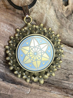 Amulett – Vector Equilibrium – 25 mm / goldlegiert / weiß – Produktansicht 1
