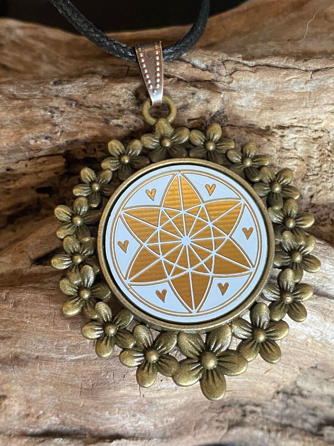 Amulett – Vector Equilibrium – 25 mm / goldlegiert / weiß – Produktansicht 1
